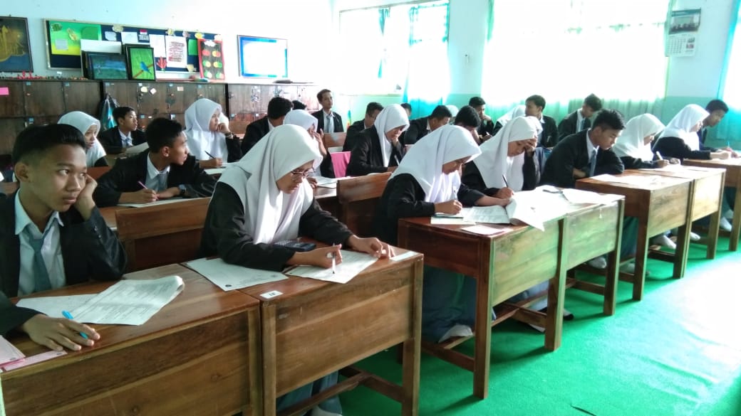 Profil Inspiratif Guru Penggerak: Yayat Upik Widyaningrum, Membawa Inovasi dalam Pembelajaran di SMA Islam Taallumul Huda Bumiayu